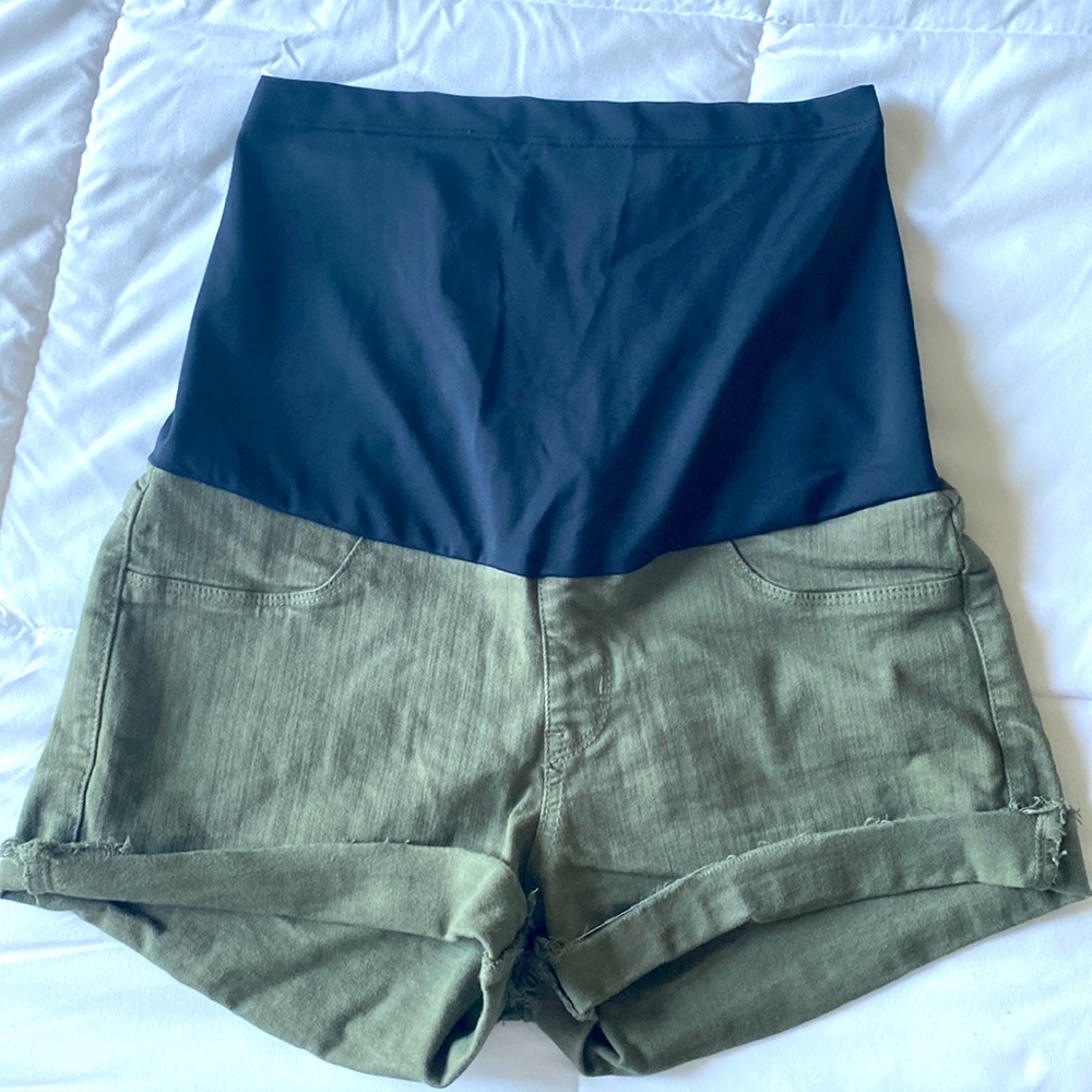 JUST USA

Claren Maternity Fray Hem Short